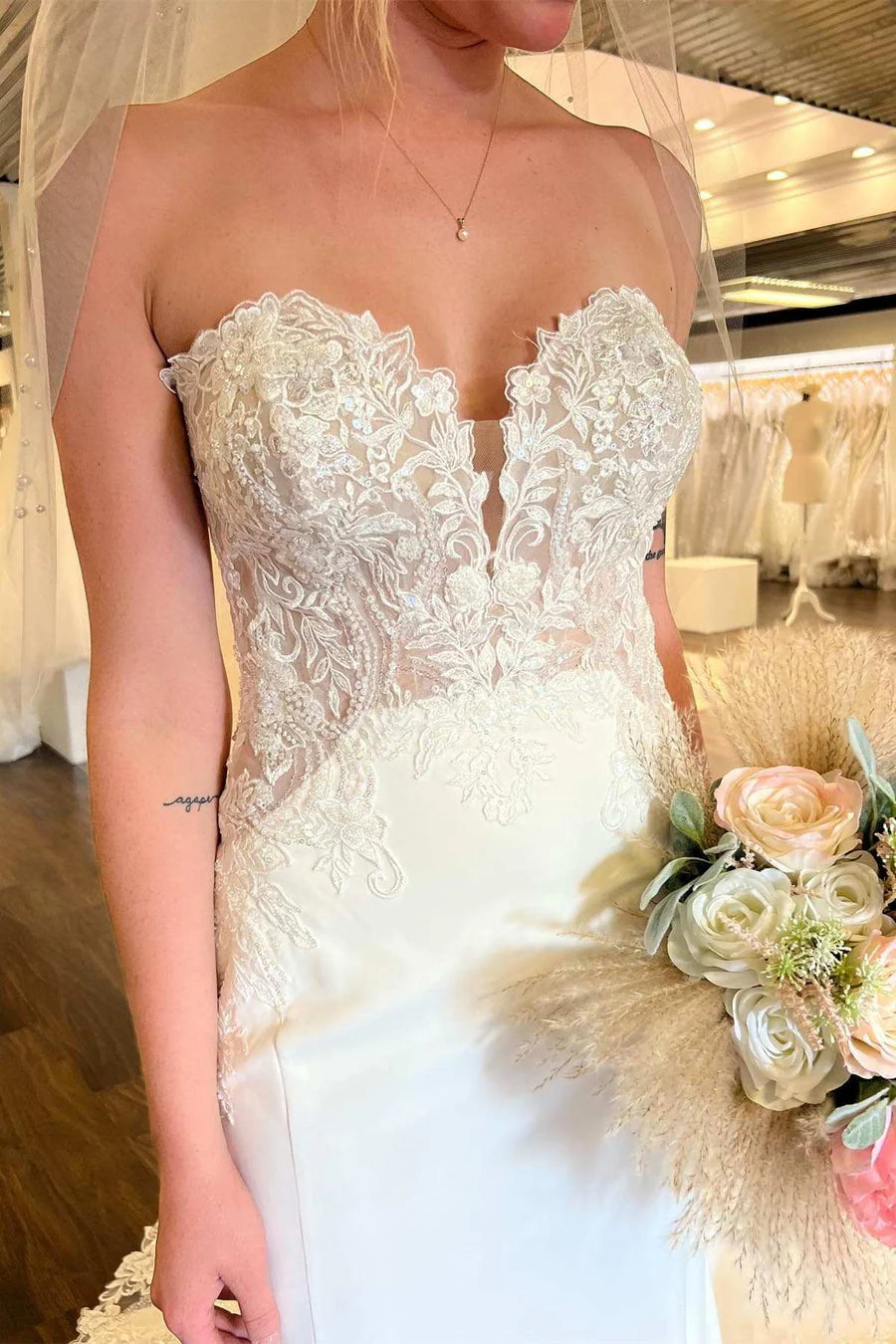 Vestido de novia largo de sirena sin tirantes de encaje